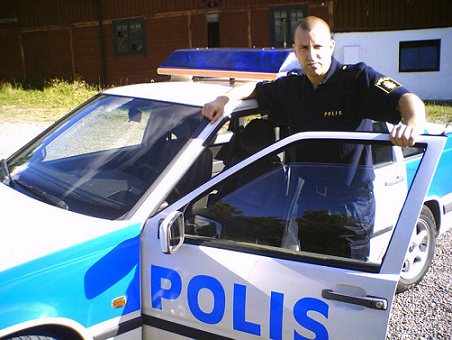 Jag är ansvarig för Svenska Stuntgruppens polisbil under inspelning av en tysk långfilm och passar samtidigt på att  vara med som polis.