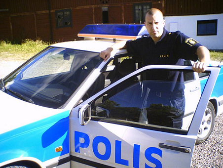 Jag är ansvarig för Svenska Stuntgruppens polisbil under inspelning av en tysk långfilm och passar samtidigt på att vara med som polis.