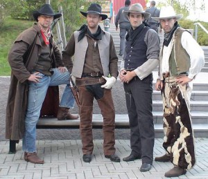 Fyra cowboys på fest! Vi förgyllde stämningen på en stor fest med västern-tema genom att slåss, falla från tak, genomföra en hängning och vara allmänt stökiga...